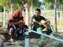 Di Balik Pekerjaan Fisik TMMD, Tersimpan Kisah Hangat Anggota TNI Bersama Mama Angkat