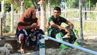 Di Balik Pekerjaan Fisik TMMD, Tersimpan Kisah Hangat Anggota TNI Bersama Mama Angkat