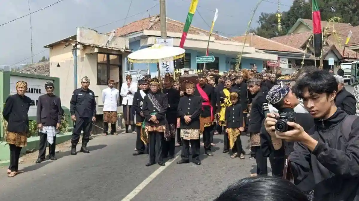 Di Tengah Proses Hukum, Kades Ngadisari Sunaryono Kembali Pimpin Tradisi Yadnya Karo