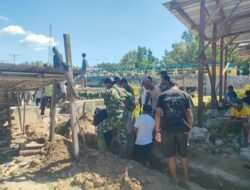 Semangat Gotong Royong Satgas TMMD ke-129 Kodim 1505/Tidore dan Warga Bangun Drainase di Desa Lolobata