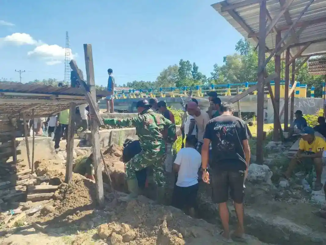 Semangat Gotong Royong Satgas TMMD ke-129 Kodim 1505/Tidore dan Warga Bangun Drainase di Desa Lolobata