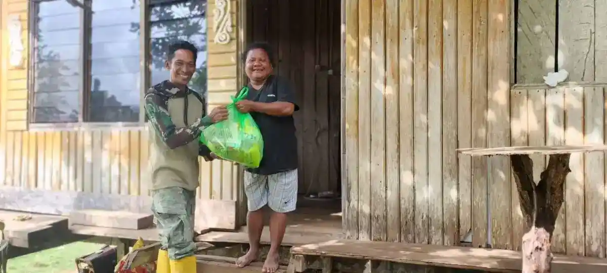 Satgas TMMD Ke-129 Kodim 1807/Sorong Selatan Bagikan 100 Paket Sembako dan Nutrisi, Wujud Nyata Kepedulian Cegah Stunting