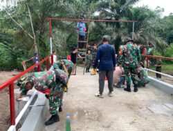 Tumbuhkan Semangat Gotong Royong, Koramil 01/Penajam Bersama Warga Laksanakan Pengecatan  Jembatan Garuda