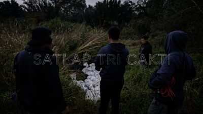 Satlap Tri Cakti dan Satgas Gabungan Berhasil Gagalkan Upaya Penyelundupan 1.040 KG Bijih Timah Ilegal di Pantai Kelambui, Bangka Selatan