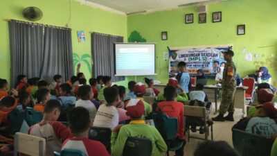 Tanamkan Cinta Tanah Air dan Jiwa Nasionalisme, Babinsa Kortamil 01/Penajam Berikan Wasbang kepada Siswa SMP 22 PPU