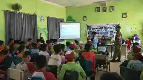 Tanamkan Cinta Tanah Air dan Jiwa Nasionalisme, Babinsa Kortamil 01/Penajam Berikan Wasbang kepada Siswa SMP 22 PPU