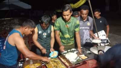 Jaga Stamina Demi Pengabdian, Satgas TMMD Ke-129 Kodim 1807/Sorong Selatan Bagikan Vitamin dan Santap Malam Bersama Warga