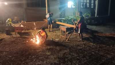 Lembur Hingga Malam, Satgas TMMD Ke-129 Kodim 1807/Sorong Selatan Kebut Pembangunan Rumah Semi Permanen Capai 49 Persen
