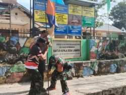 Jelang Peringatan HUT RI Ke-81, Babinsa Labangka Beserta Perangkat Desa Gotong Royong Bersihkan Lingkungan Desa Dan Pasang Umbul-Umbul
