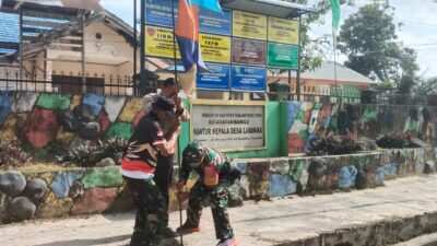 Jelang Peringatan HUT RI Ke-81, Babinsa Labangka Beserta Perangkat Desa Gotong Royong Bersihkan Lingkungan Desa Dan Pasang Umbul-Umbul
