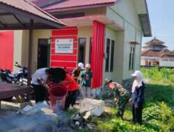 Merakyat, Babinsa Koramil Penajam Bersama Adik KKN Bersihkan Area Demplot Desa Sidorejo