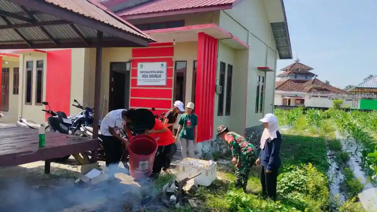 Merakyat, Babinsa Koramil Penajam Bersama Adik KKN Bersihkan Area Demplot Desa Sidorejo