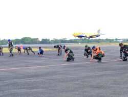 Pastikan Apron Bebas FOD, Personel Lanud Sjamsudin Noor Sisir Benda Asing Jaga Keselamatan Penerbangan Tetap Aman