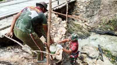 Rehab jembatan capai 50 persen, Satgas TMMD ke-129 Kodim 1807/Sorong Selatan percepat akses dan tingkatkan kesejahteraan warga