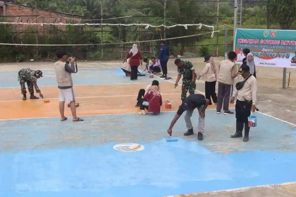 Wujud Kepedulian dan Bangun Kebersamaan, Koramil 03/Babulu Bersama Masyarakat Gotong Royong  Bersihkan Lingkungan
