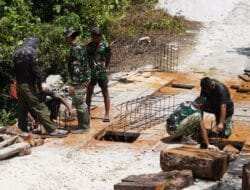 Dansatgas TMMD Ke-129 Tinjau Langsung Rehab Jembatan di Kampung Sesor, Pastikan Pembangunan Tepat Sasaran dan Berkualitas