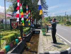 Sambut HUT Republik Indonesia Ke-81, Anggota Koramil 01/Penajam Pasang Bendera Merah Putih Dan Umbul- Umbul