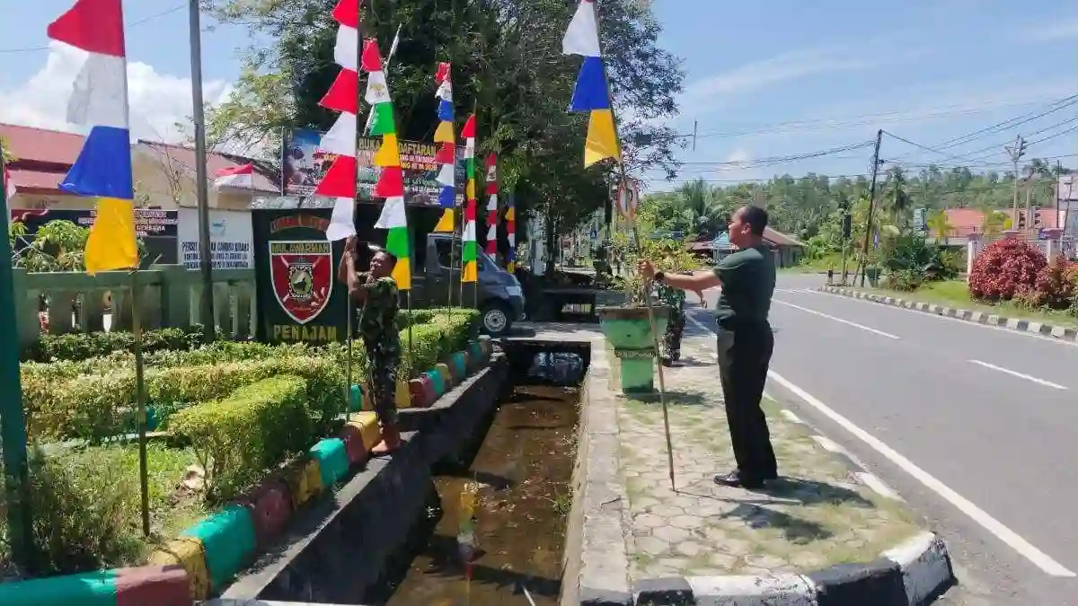Sambut HUT Republik Indonesia Ke-81, Anggota Koramil 01/Penajam Pasang Bendera Merah Putih Dan Umbul- Umbul