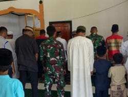Tingkatkan Iman dan Taqwa, Satgas TMMD 129 Kodim 1505/Tidore Tunaikan Shalat Jumat Bersama Warga