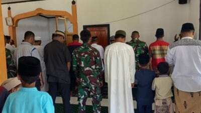Tingkatkan Iman dan Taqwa, Satgas TMMD 129 Kodim 1505/Tidore Tunaikan Shalat Jumat Bersama Warga