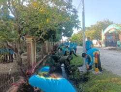 Jum’at Bersih, Koramil 02/Waru Bersama Pemerintah Setempat, Warga dan Pihak Sekolah Laksanakan Gotong Royong