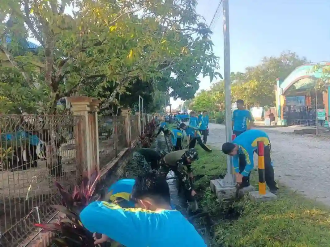 Jum’at Bersih, Koramil 02/Waru Bersama Pemerintah Setempat, Warga dan Pihak Sekolah Laksanakan Gotong Royong