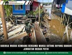 Babinsa Muara Kembang Bersama Warga Gotong Royong Bangun Jembatan Merah Putih