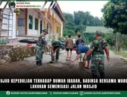 Wujud Kepedulian Terhadap Rumah Ibadah, Babinsa Bersama Warga Lakukan Semenisasi Jalan Masjid