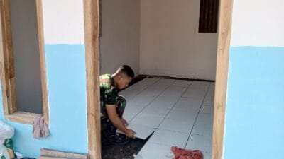 Wujudkan Impian Rumah Layak Huni, Satgas TMMD 129 Bojonegoro dan Warga Gotong Royong Pasang Keramik di Rumah Ibu Tini