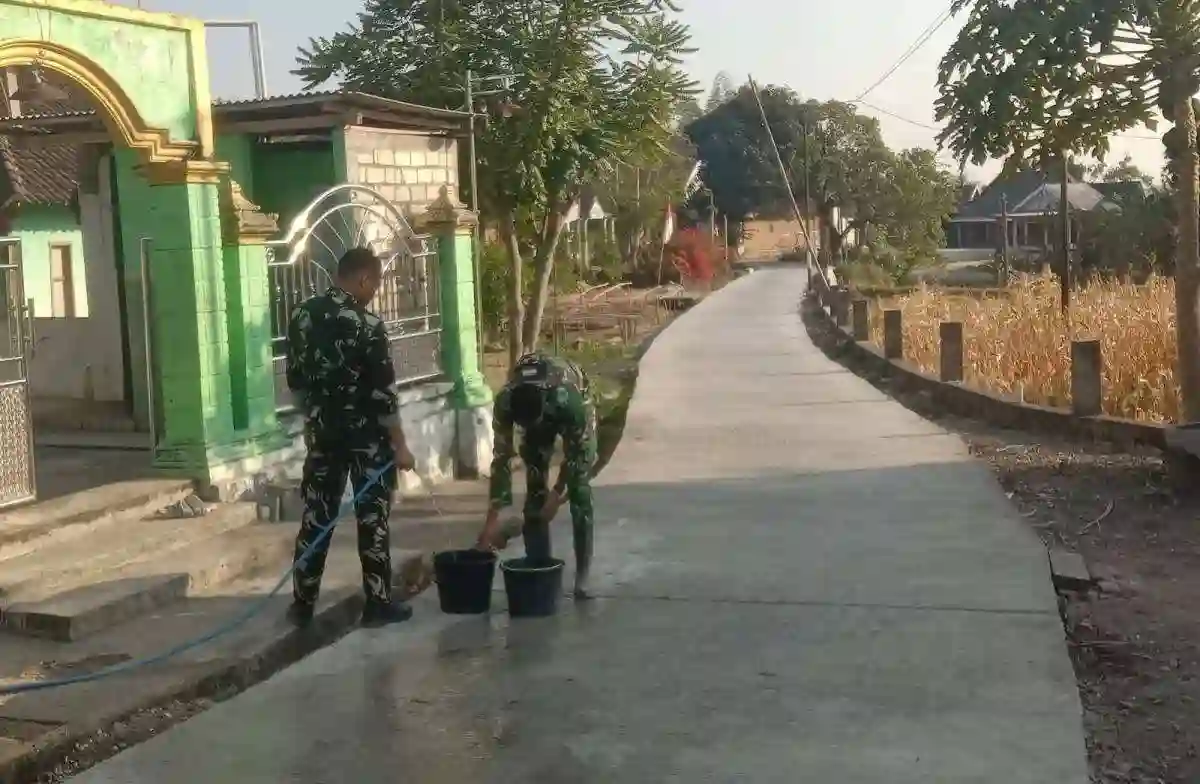 Menjaga Napas Jalan Baru: Dedikasi Satgas TMMD 129 Bojonegoro Merawat Impian Warga Kesongo
