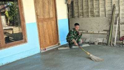Ketelitian Demi Kualitas: Satgas TMMD 129 Bojonegoro Sulap Sapu Lidi Jadi Tekstur Lantai Aman dan Rapi