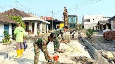 Menembus Terik Demi Pelosok Desa: Satgas TMMD 129 Bojonegoro dan Warga Kesongo Wujudkan Drainase Bebas Banjir