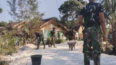 Ketika Gerobak Dorong dan Peluh Satgas TMMD 129 Bojonegoro Menyejahterakan Warga Kesongo