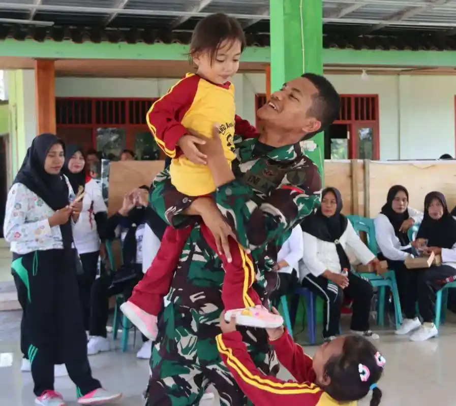 Senyum Polos Anak-Anak Kesongo, dan Sentuhan Hangat Anggota Satgas di Sela TMMD 129 Bojonegoro