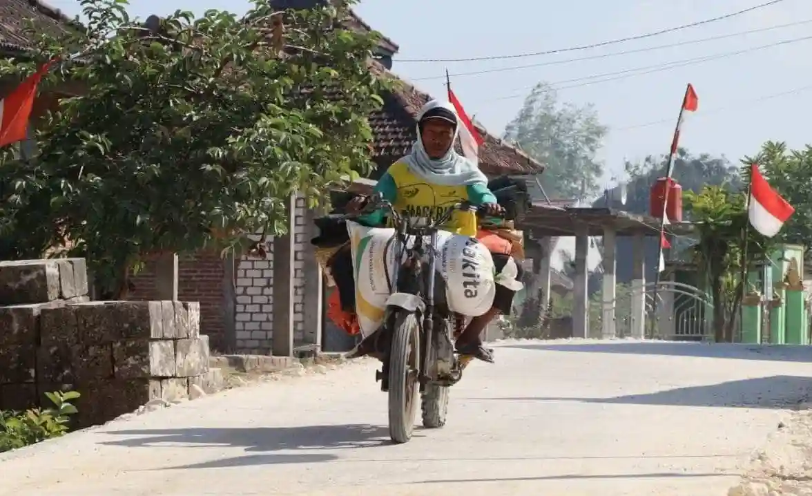 Senyum Warga Merekah: Jalan Beton TMMD 129 Bojonegoro di Kesongo Terwujud