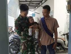 Sentuhan Hangat TMMD 129 Bojonegoro: Ketika Seragam Loreng Menjaga Senyum Sang Balita di Kesongo