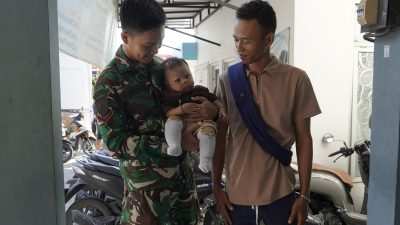 Sentuhan Hangat TMMD 129 Bojonegoro: Ketika Seragam Loreng Menjaga Senyum Sang Balita di Kesongo