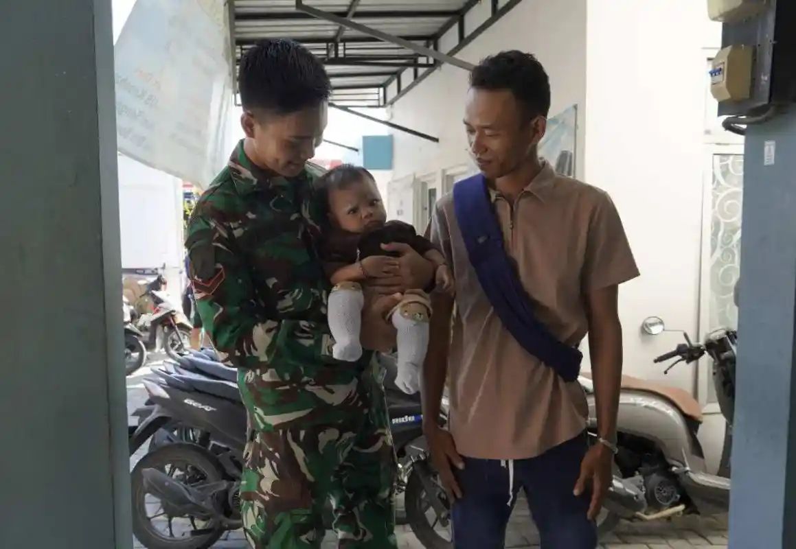 Sentuhan Hangat TMMD 129 Bojonegoro: Ketika Seragam Loreng Menjaga Senyum Sang Balita di Kesongo