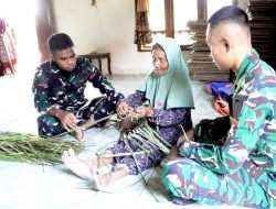 Gagah di Lapangan, Telaten Menganyam Janur: Potret Kemanunggalan Satgas TMMD 129 Bojonegoro di Kesongo