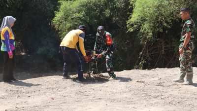 Sinergi Hijau di TMMD 129 Bojonegoro: Babinsa Kesongo dan DLH ‘Keroyokan’ Buat Lubang Tanam Pohon untuk Jaga Tanggul Sungai