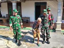Sentuhan Kasih di Kesongo: Saat Satgas TMMD 129 Bojonegoro Merangkul Mbah Kasidah Menatap Rumah Baru Anak Tercinta