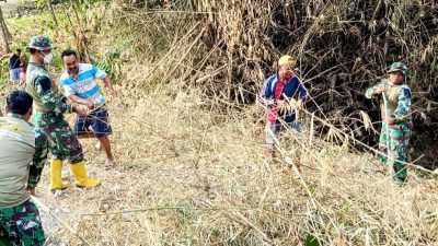 Merawat Lingkungan, Membangun Masa Depan: Satgas TMMD 129 Bojonegoro dan Warga Bersih-Bersih Sungai Kesongo
