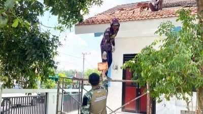 Atap Kokoh, Warna Baru: Sinergi Satgas TMMD 129 Bojonegoro dan Warga Sulap SDN Kesongo 1 Jadi Rumah Belajar Nyaman