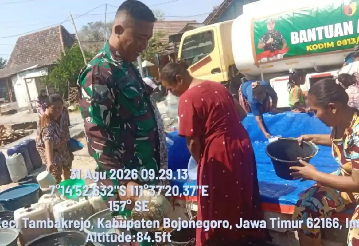 TNI Hadir di Tengah Kekeringan, Kodim Bojonegoro Salurkan Ribuan Liter Air Bersih untuk Warga