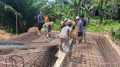 Babinsa Koramil 04/Sepaku Kebut Pembangunan Jembatan Garuda Penghubung Dua Desa
