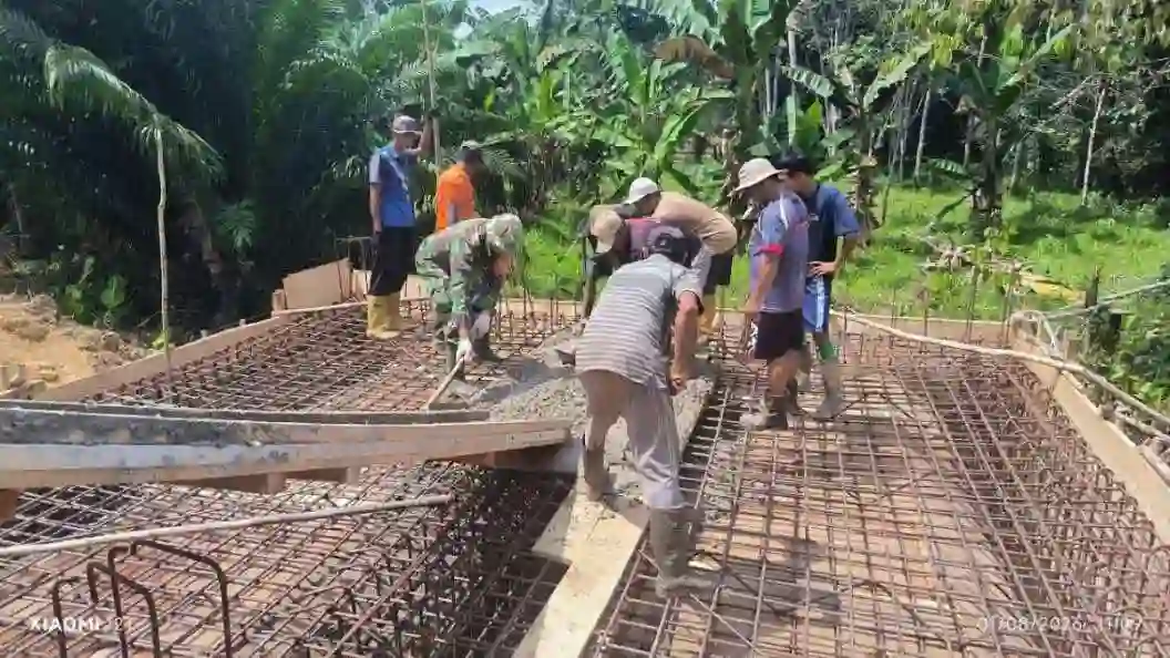 Babinsa Koramil 04/Sepaku Kebut Pembangunan Jembatan Garuda Penghubung Dua Desa