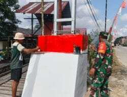 Sambut HUT Ke-81 RI, Babinsa Giripurwa dan Warga Gotong-Royong Pasang Bendera Merah Putih