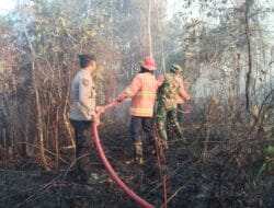 Babinsa Koramil 01/Penajam Bersama Petugas Pemadam Kebakaran dan Warga Berhasil Padamkan Si Jago Merah
