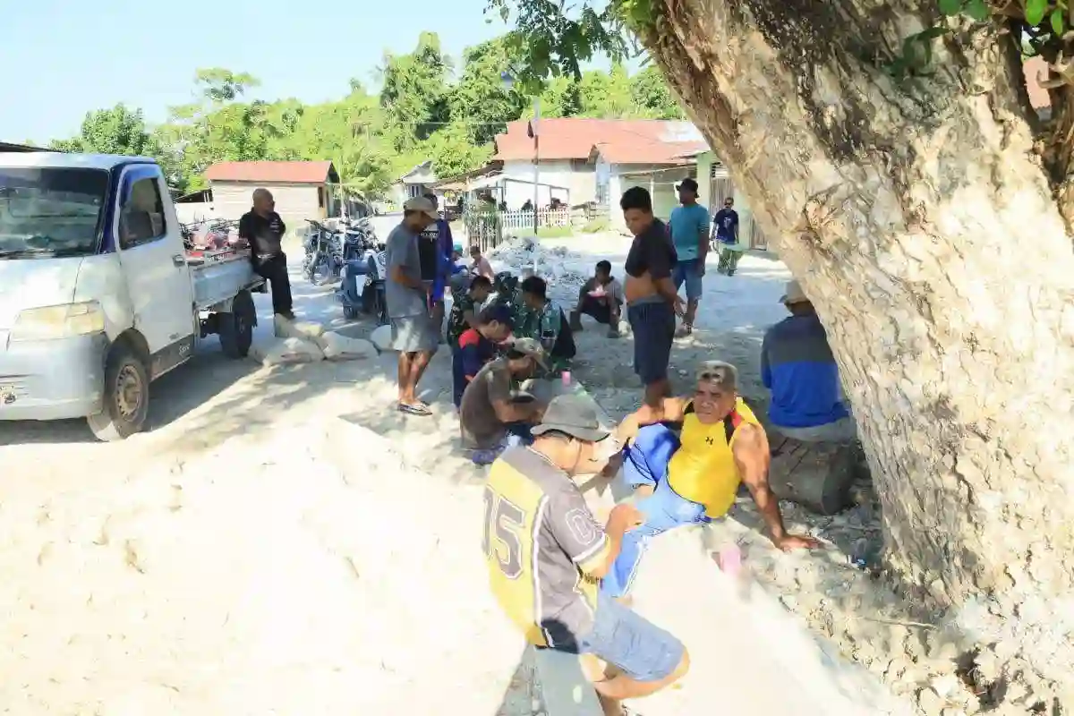 Hangatnya Kebersamaan, Satgas TMMD ke-129 Kodim 1505/Tidore Makan Bersama Warga di Lokasi Pekerjaan