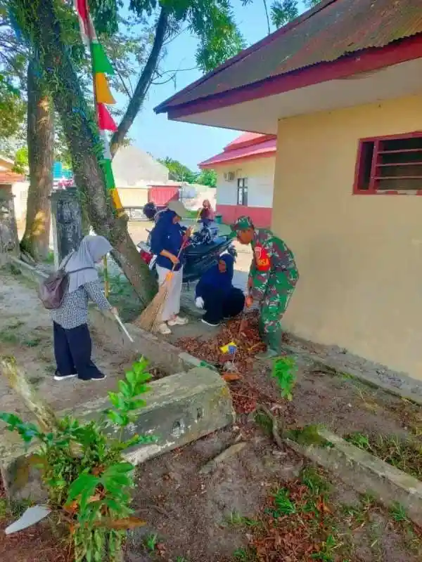 Babinsa dan Kelurahan Penajam Bersinergi Bersihkan Lingkungan Lewat Gotong Royong